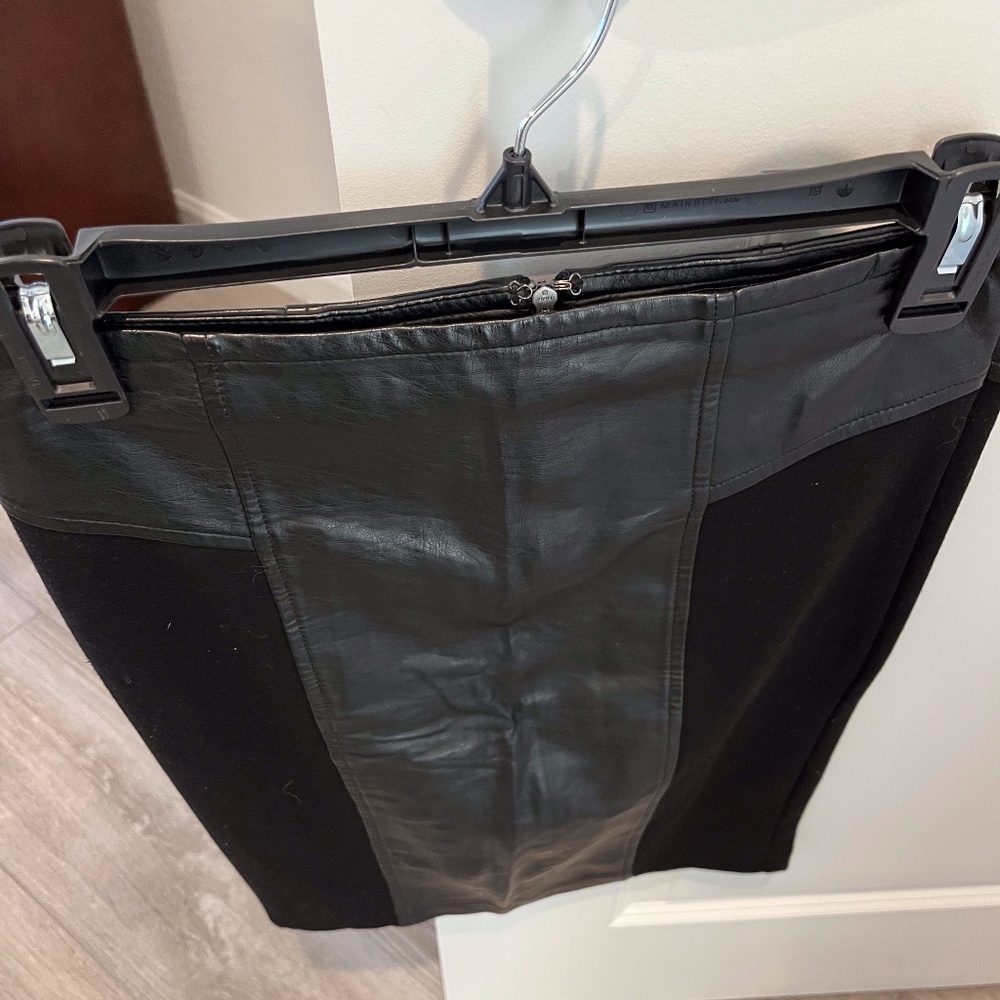 Forever 21 faux leather on half of skirt black skirt Size Medium see notes - Picture 3 of 10